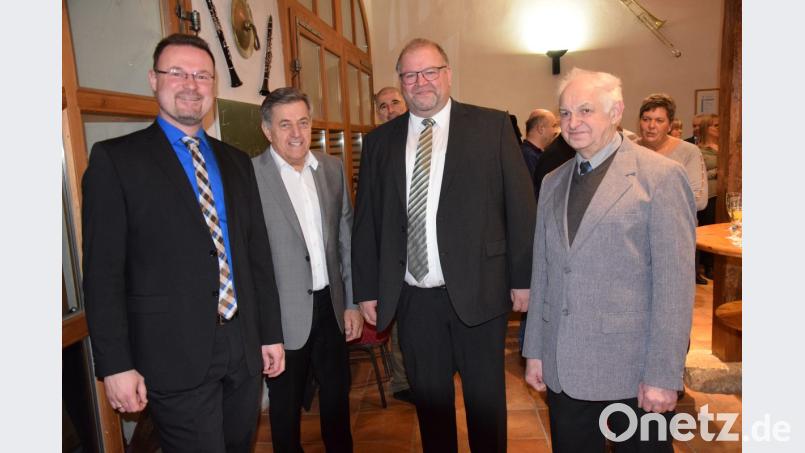 Bürgermeister Florian Junkes (li) und seine beiden Stellvertreter Manfred Braun und Georg Reis (v.re) hießen die Gäste willkommen. Dazu gehörte auch Altbürgermeister Gerhard Schärl (2.v.li) Bild: bö