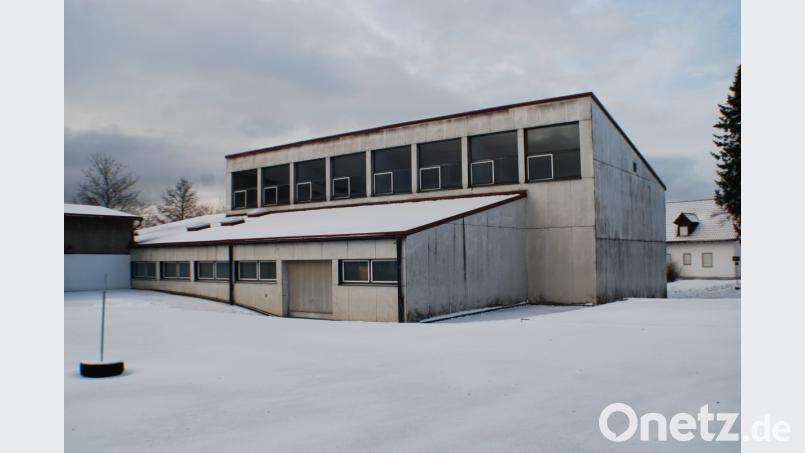 Mit einem Jahr Verspätung soll im Februar die Sanierung der Turnhalle der Grundschule Neualbenreuth beginnen. Bild: enz
