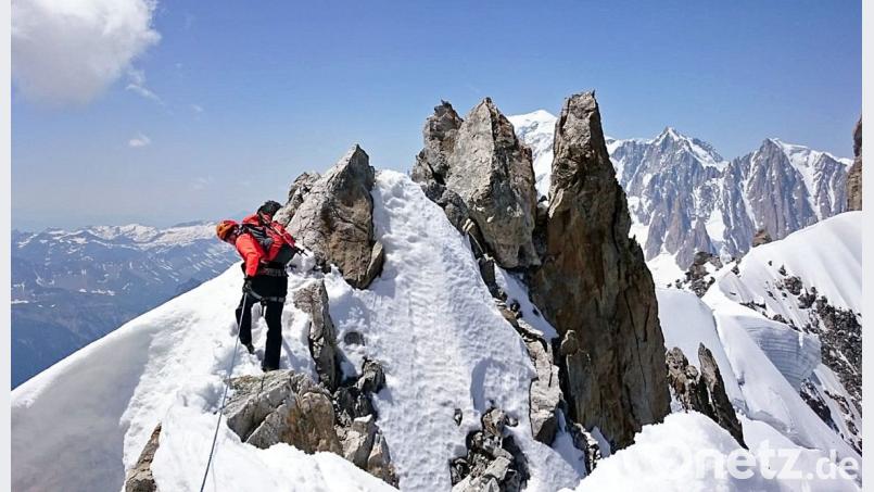 Auf dem Weg zum Mont Blanc (im Hintergrund) im Jahr 2015 musste der schmale Rochefort-Grat überstiegen werden. Bild: privat