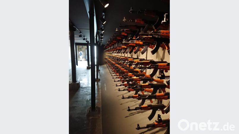 In der Schusslinie befindet sich der Betrachter, wenn er die Namen der Mauertoten lesen will. Ihre Namen befinden sich an der Wand gegenüber der Gewehre. Bild: esa