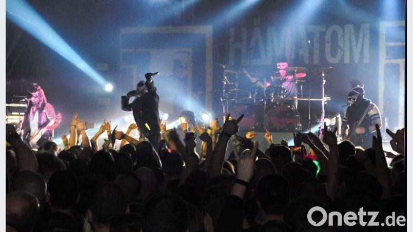 "Dämonentanz" im Musiccenter Trockau: Hämatom heizen ihren Fans wieder richtig ein. Bild: hai