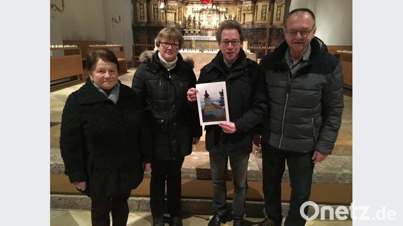 Über den erfolgreichen Losverkauf freuten sich (von links) Marianne Lindner, Brigitta Heidlinger, Pfarrer Christian Schulz und stellvertretender Fördervereinsvorsitzender Josef Rauch. Bild: ibj