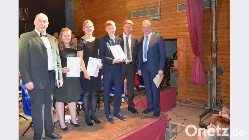 Die beiden Vorsitzenden des Musikvereins, Josef Schmucker und Manfred Eberlein (von rechts), gratulieren mit Hermann Mack dem erfolgreichen Trio (von links) Barbara Neuber, Franziska Meier und Tobias Bierler. Bild: fjo