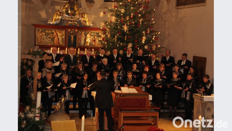 Die drei Kirchenchöre sangen gemeinsam in der Mitterteicher Stadtpfarrkirche. Bild: kro