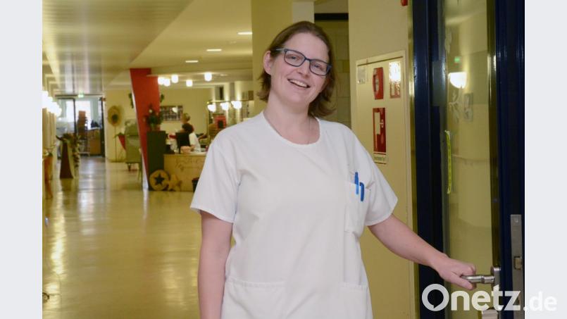 Für unser &quot;Adventstürchen&quot; öffnet die Ärzliche Leiterin Dr. Stephanie Kuchlbauer nochmal die Tür zur Neustadtädter Palliativstation. Über Weihnachten zieht die Einrichtung nach Weiden in einen Neubau am Klinikum um. Bild: Gabi Schönberger