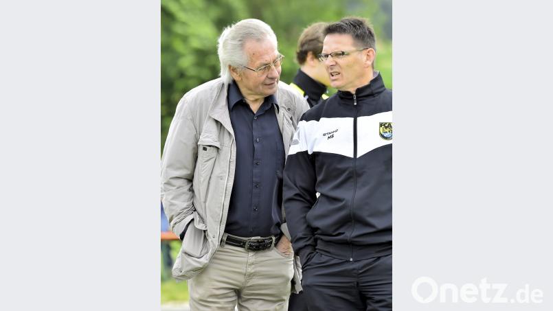 Der ehemalige Fußball-Abteilungsleiter des FC Amberg, Werner Aichner (links), im Gespräch mit Teammanager Matthias Schmien (rechts). Ein neuer Mann an der Spitze der Fußballer wird gesucht. Bild: Ziegler