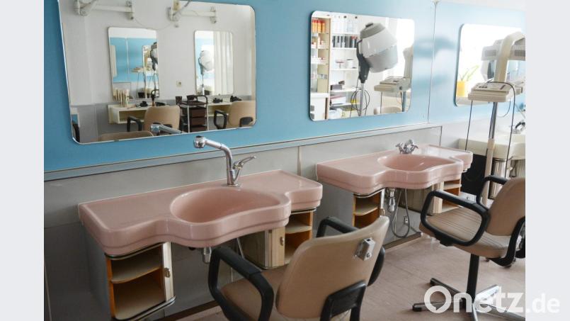 Viel verändert wurde in all den Jahren im Salon Melch nicht. Voll retro: die Vorwärtswaschbecken. Bild: Gabi Schönberger