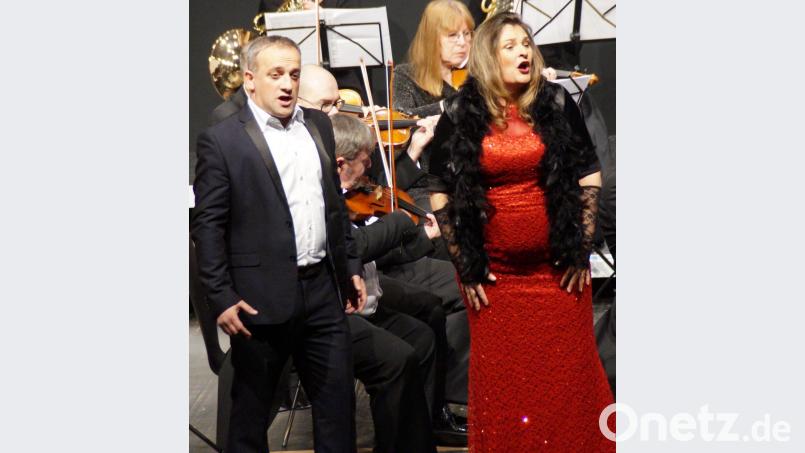 Mit Denisa Neubarthová (Mezzosopran) und Khvicha Khozrevanidze (Tenor) aus Georgien, begeisterten zwei international renommierte Stars das Publikum beim Neujahrskonzert in der Schwarzachtalhalle. Bild: weu