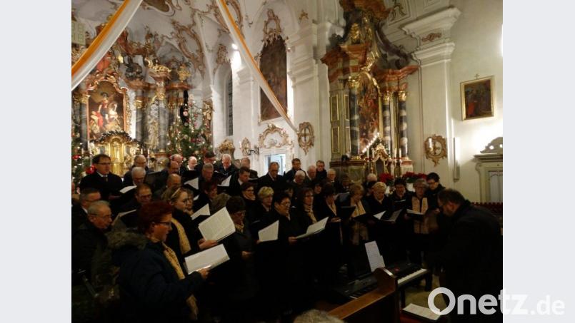 Der Projektchor unter der Leitung von Alexander Hecht Bild: twg