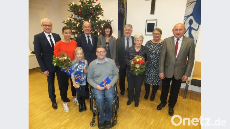 Den erfolgreichen Sportlern (vorne), Heimatpfleger Ludwig Graf (vierter von rechts) und Kirchenpfleger Konrad Huber (sechster von rechts) gratulierten und dankten Bürgermeister Bernhard Lindner (links), 3. Bürgermeisterin Evi Höllerer (vierte von links) sowie 2. Bürgermeister und HKA-Vorsitzender Georg Götz und AOVE-Geschäftsführerin Waltraud Lobenhofer (von rechts). Bild: ibj