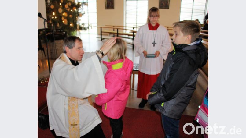 Pfarrer Werner Sulzer segnet jedes Kind. Bild: bjo