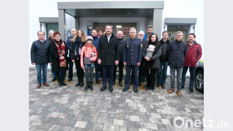 Zu Gast bei ehemaligen Kollegen: Bundestagsabgeordneter Uli Grötsch (vorne, Mitte) stattet zusammen mit einer SPD-Delegation der von Werner Stopfer (rechts daneben) geführten Polizeiinspektion einen Besuch ab. Bild: rn