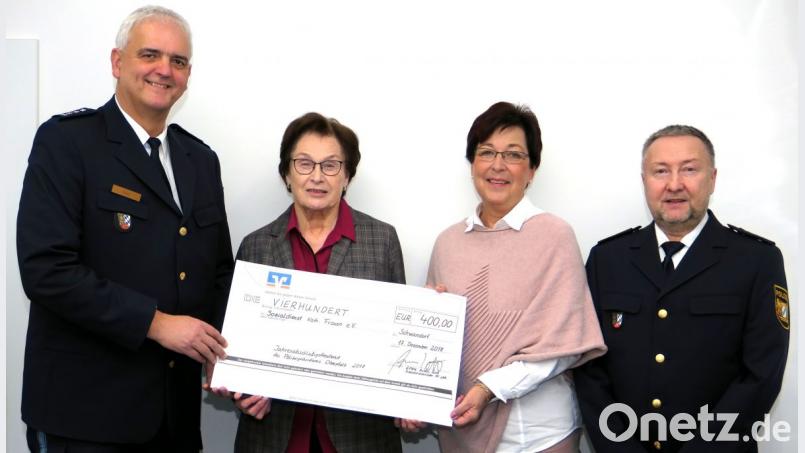 Inspektionsleiter Armin Kott (links) und sein Stellvertreter Walter Bruckner (rechts) überreichten den Scheck an die SkF-Vertreterinnen Rosemarie Scheuerer (Zweite von links) und Linde Ammann (Zweite von rechts). Bild: Hirsch