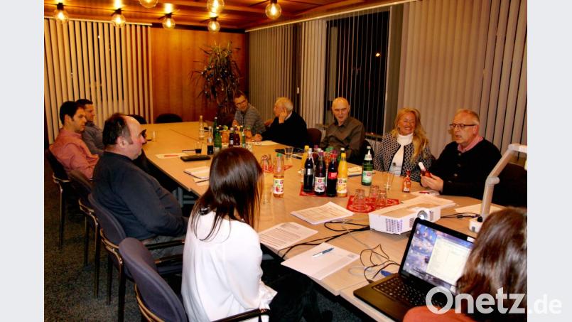 Rektorin Birgit Molitor (Zweite von rechts) erntet in der Schulverbandssitzung Lob von Bürgermeister Winfried Franz (rechts) für „vielseitige zusätzliche Aktionen neben dem Lehrplan und die zukunftsorientierten Bemühungen bei der Digitalisierung in der Grundschule Neukirchen-Etzelwang“. Bild: ds