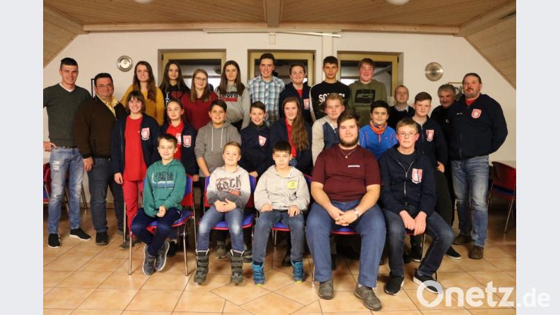 Die erfolgreichen Prüflinge aus den Feuerwehren Eschenfelden und Achtel mit (von links) Ausbilder Jürgen Leißner, Zweitem Bürgermeister Richard Leißner und (von rechts) Kreisbrandmeister Michael Schmidt, Kreisbrandinspektor Hans Sperber und Ausbilder Klaus Renner. Bild: exb