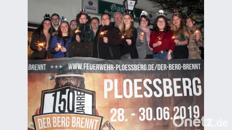 Die Feuerwehr Plößberg lud die gesamte Plößberger Bevölkerung zur Silvesterparty ein. Die Festdamen mit dem Vorsitzenden Florian Trißl (ab 7. von links), Festleiter Reinald Roderer und der Festbraut Corinna Gleißner feierten gebührend ins Festjahr. Bild: flt