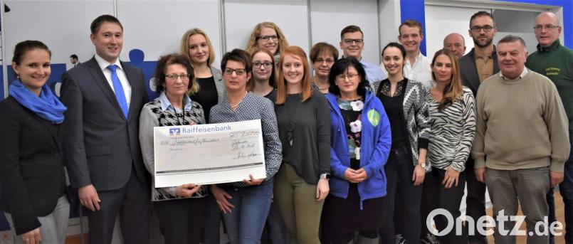 Geschäftsstellnleiterin Simone Franke (von links) und Vorstand Thomas Keck haben die Vereinsvertreter in die Raiffeisenbank Oberpfalz Nordwest eG zur Spendenübergabe eingeladen. Bild: rgr