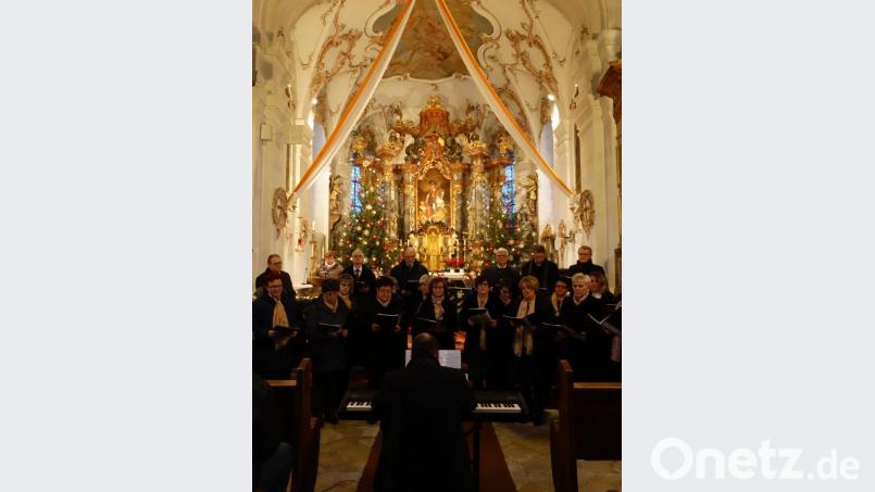 Der Kirchenchor Sankt Wolfgang unter der Leitung von Alexander Hecht, am Klavier Bild: twg
