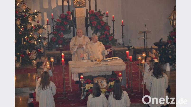 Pfarrer Josef Most (Mitte) feiert mit Diakon Herbert Sturm (links), den Ministranten und mit vielen Gläubigen in der Pfarrkirche den Jahresschluss-Gottesdienst. Bild: gi