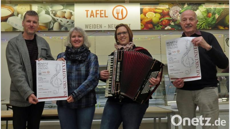 Zum zweiten Benefizkonzert am Drei-Königs-Tag spielt das Akkordeon-Orchester Weiden bei der Tafel Weiden-Neustadt. Vorsitzende Karin Dittrich (Zweite von links) und zweite Musikleiterin Kerstin Melischko versprechen ein buntes Musikprogramm mit Texten von Wolfgang Göldner (links). Tafel-Vorsitzender Josef Gebhardt freut sich auf viel Gäste. Bild: Dobmeier