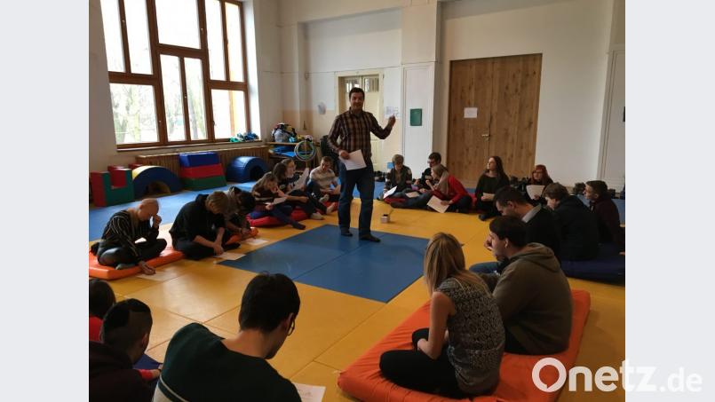 Coach Martin Moravec bringt das deutsch-tschechische Kennenlernen in Gang. Bild: exb