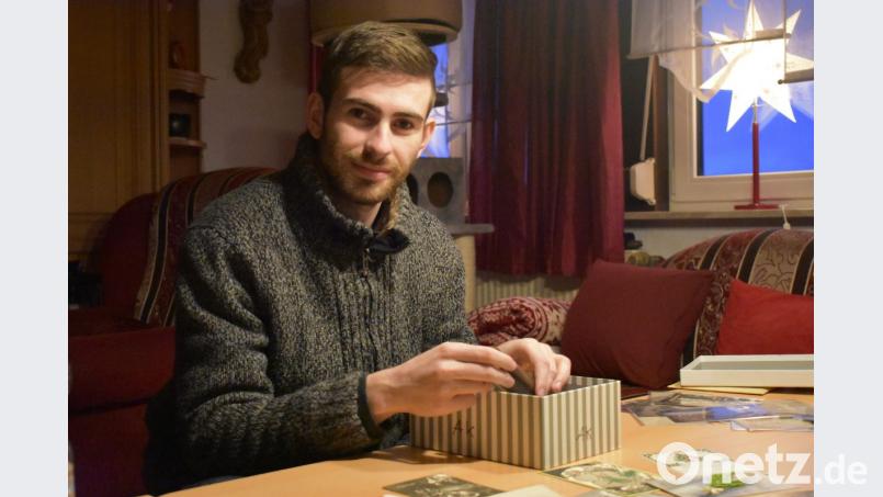 Tobias Damberger hat die gleiche Leidenschaft wie sein Vater, er sammelt gerne „alte Dinge“. In einer Schachtel verwahrt er Feldpostkarten aus der Zeit des Ersten Weltkrieges. Bild: lue