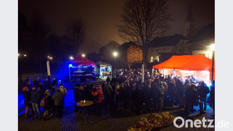 Zwischen Bar, Grillstation und Wärmeöfen genießen die Gäste der WSV-Winterparty Musik, Glühwein und frische Luft Bild: eib