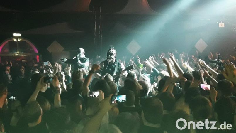 "Dämonentanz" im Musiccenter Trockau: Hämatom heizen ihren Fans wieder richtig ein. Bild: hai
