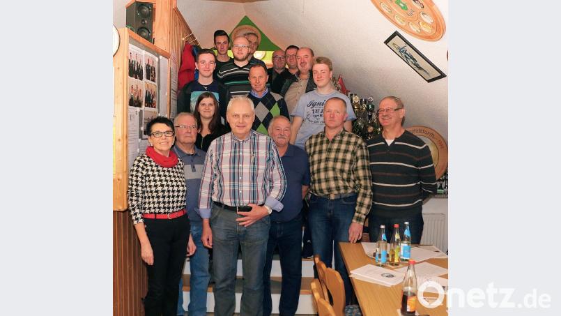 Schießwartlehrgang im Schützenheim der SG Steinwaldia Frauenreuth: Referent Maximilian Peither vom Oberpfälzer Schützenbund (vorne, Zweiter von links) bringt dabei 20 interessierte Teilnehmer auf den neuesten Stand. Links im Bild SG-Steinwaldia-Vorsitzende Edeltraud Kaßeckert. Bild: bsc