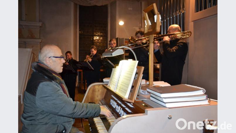 Die Bläser unter Leitung von Franz Sturm und Hans Karl an der Orgel begleiten den Festgottesdienst zum Jahresabschluss. Bild: gi