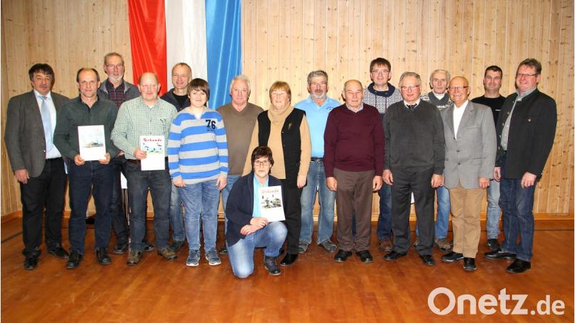 Die Sieger des Reisejahres 2018 der Reisevereinigung Nabburg. RV-Meister und erfolgreichster Züchter wurde Wolfgang Zirwick (Vierter von rechts). Zu diesen Erfolgen gratulierten RV-Vorsitzender Willibald Pirzer (links) und Schirmherr Bürgermeister Martin Prey (rechts). Bild: boj
