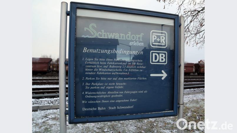 Das Plakat am Park-and-Ride schickt die Reisenden auch zum Service-Häuschen. Bild: Hösamer