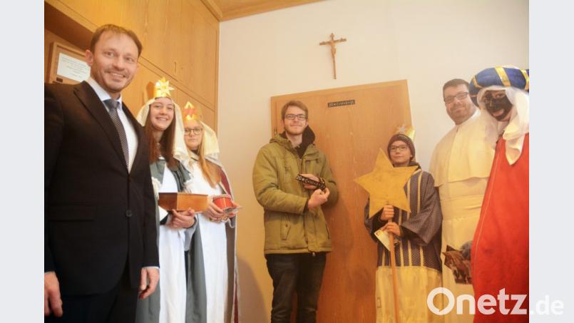 Über den Sternsinger-Segen im Neuen Rathaus freut sich Bürgermeister Jens Meyer (links). Bild: Gabi Schönberger