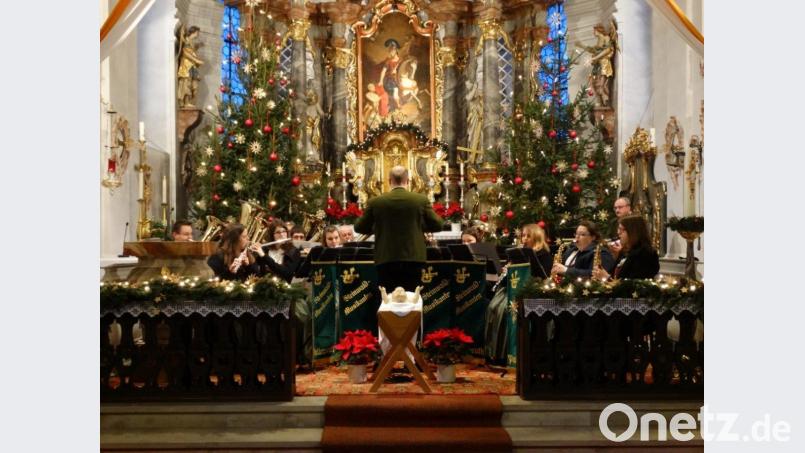 Die Steinwaldmusikanten Pullenreuth unter der Leitung von Johannes Hecht, im Altarraum der Pfarrkirche Pullenreuth Bild: twg