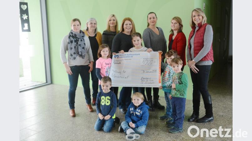 Angelika Taube (rechts) vom Verein &quot;Hoffnung für Menschen&quot; freut sich über eine Spende des Kindergartens St. Elisabeth. Leiterin Elisabeth Melzner (Zweite von links) und Elternbeiratsvorsitzende Daniela Tubifato (Dritte von links) übergeben gemeinsam mit einigen Kindern und Kristina Breinbauer, Carmen Hammer, Gloria Görner-Degasperi und Maria Baumgärtel den symbolischen Scheck. Bild: Gabi Schönberger