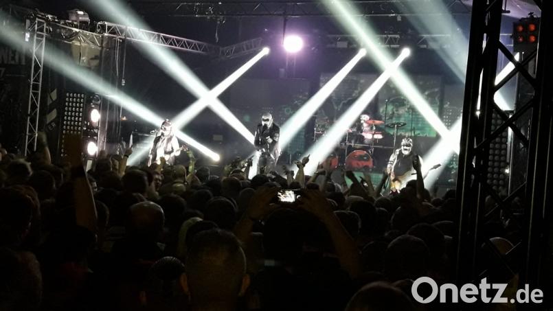 "Dämonentanz" im Musiccenter Trockau: Hämatom heizen ihren Fans wieder richtig ein. Bild: hai