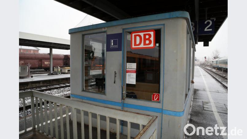 Verwaist: Das Service-Häuschen am Bahnsteig 2 am Schwandorfer Bahnhof ist seit Jahresbeginn geschlossen. Bild: Hösamer