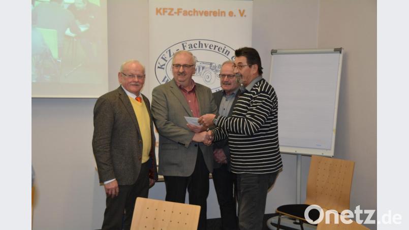 Auf Anregung von Josef Schärtl erhält Herbert Putzer die Spende von Kassier Peter Kramer (von links). Bild: sl