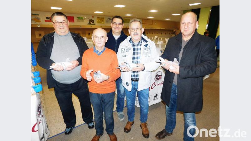 Richard Oberst aus Thurndorf (Zweiter von links), Rudolf Fremuth jun. aus Pressath, Willi Lehner aus Neuzirkendorf (von rechts) und die Schlaggemeinschaft Heinz und Holger Kunnert (von links) siegen bei der 35. Brieftaubenprämierung der Reisevereinigung Pegnitz. Bild: hai