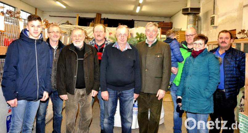 Vorsitzender Johann Putzer und zweiter Bürgermeister Hans-Peter Klünner (Vierter und Sechster von links) bei der Eröffnung der Lokalschau des Kleintierzuchtvereins Tännesberg und Umgebung. Bild: es