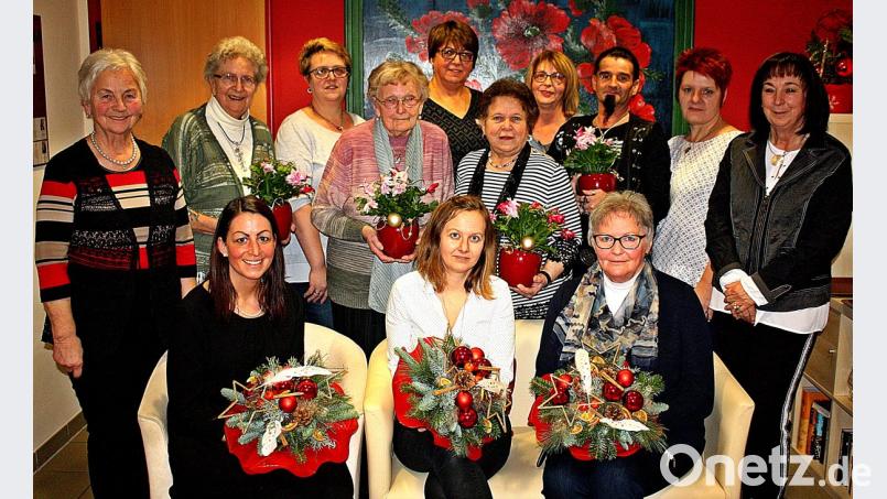 Hilde Zebisch (links) und Silvia Zeitler (5. von links, stehend) ehren langjährige und ausgeschiedene Mitarbeiter des AWO-Seniorenheims Franz Zebisch und ehrenamtliche Kräfte. Bild: R. Kreuzer