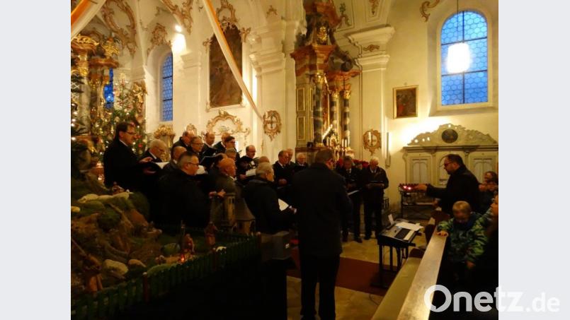 Die Männerchöre unter der Leitung von Alexander Hecht Bild: twg