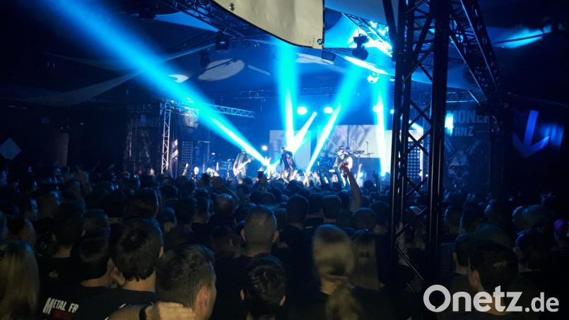 "Dämonentanz" im Musiccenter Trockau: Hämatom heizen ihren Fans wieder richtig ein. Bild: hai