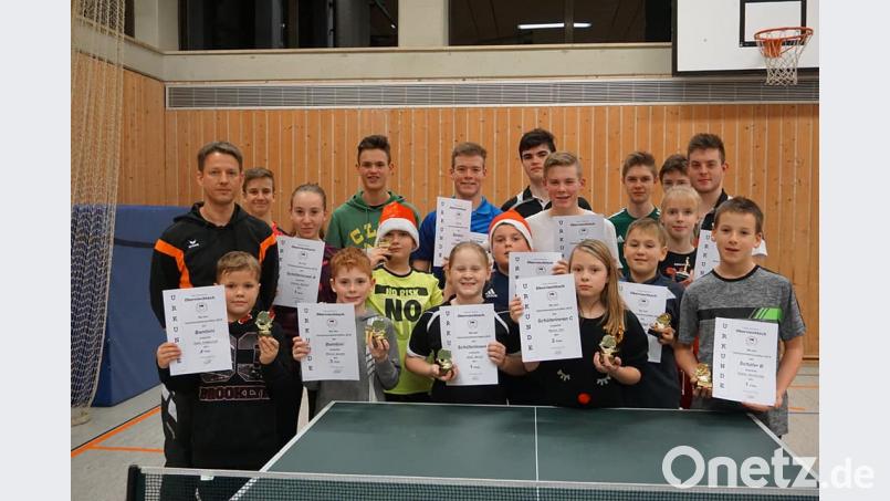 Henry Seifert (links) gratulierte den neuen Vereinsmeistern und Platzierten zu ihrem guten Abschneiden. Bild: ttv