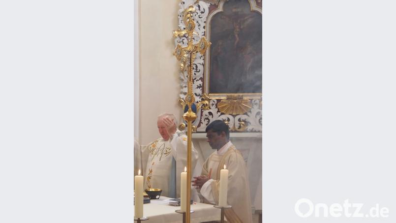 Pfarrer Erwin Bauer zelebriert mit Pfarrvikar Bivin den Jahresschlussgottesdienst. Bild: gz