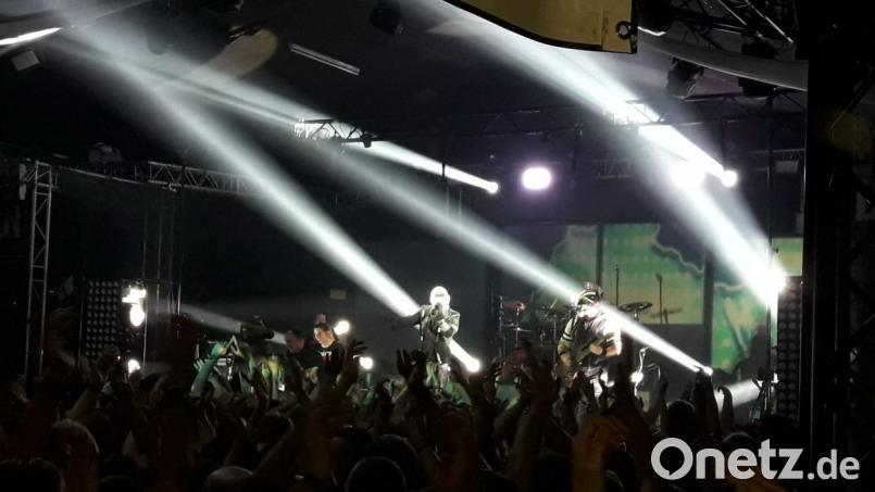 "Dämonentanz" im Musiccenter Trockau: Hämatom heizen ihren Fans wieder richtig ein. Bild: hai