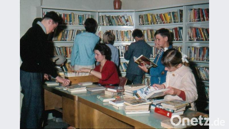 In den 1960er und Anfang der 1970er Jahre war sie im Dietrich-Anwesen, Hauptstraße 76, im einstigen Verkaufsladen des „Alten Konditor“ untergebracht. In einer Zeit ohne Reizüberflutung durch elektronische Medien war Lesen noch „in“ und Bücherei-Chefin Uschi Thiede (sitzend links) hatte zu den Öffnungszeiten jede Menge Arbeit. Bild: u