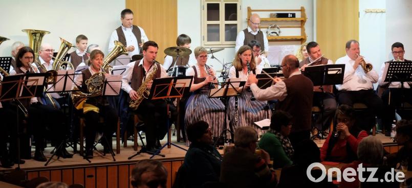 Bei den extra für das Neujahrskonzert eingeübten Stücken hat Vorsitzender und Dirigent Michael Erfurt mit seinen Musikern so manche Überraschung für die Zuhörer einstudiert. Bild: wlr