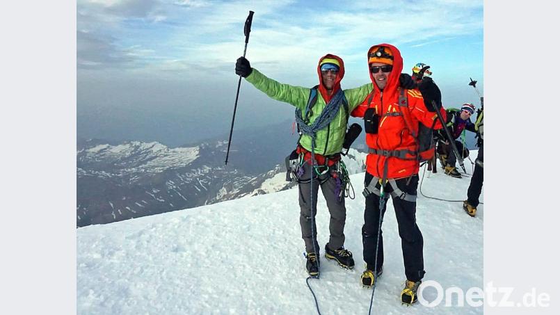 Glücksgefühle pur: 2015 bejubelt Uwe Dressel (rechts) zusammen mit Helmut Kritzinger die Besteigung des Mont Blanc. Bild: privat