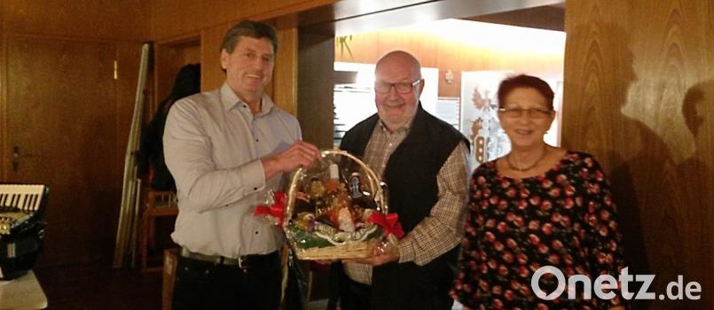 13 Jahre lang derbleckte Rudi Gruber (Mitte) die Prominenz beim Bockbierfest der Wählergemeinschaft Unsere Gemeinde. Seinen Einsatz belohnen Vorsitzender Hans Klann und seine Stellvertreterin Elisabeth Dehling mit einem Geschenk. Bild: gru